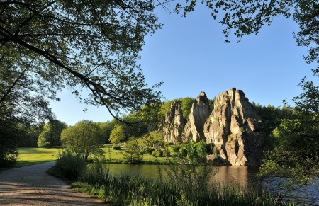 Monumenta on Tour zu den Externsteinen mit Roland Linde am Samstag, 23. Juli (Foto Annette Fischer, Schlangen)